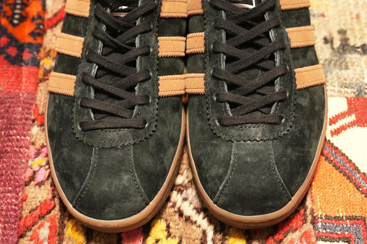 トゥボックス周りをチェック。シューレースは両足ともブラック