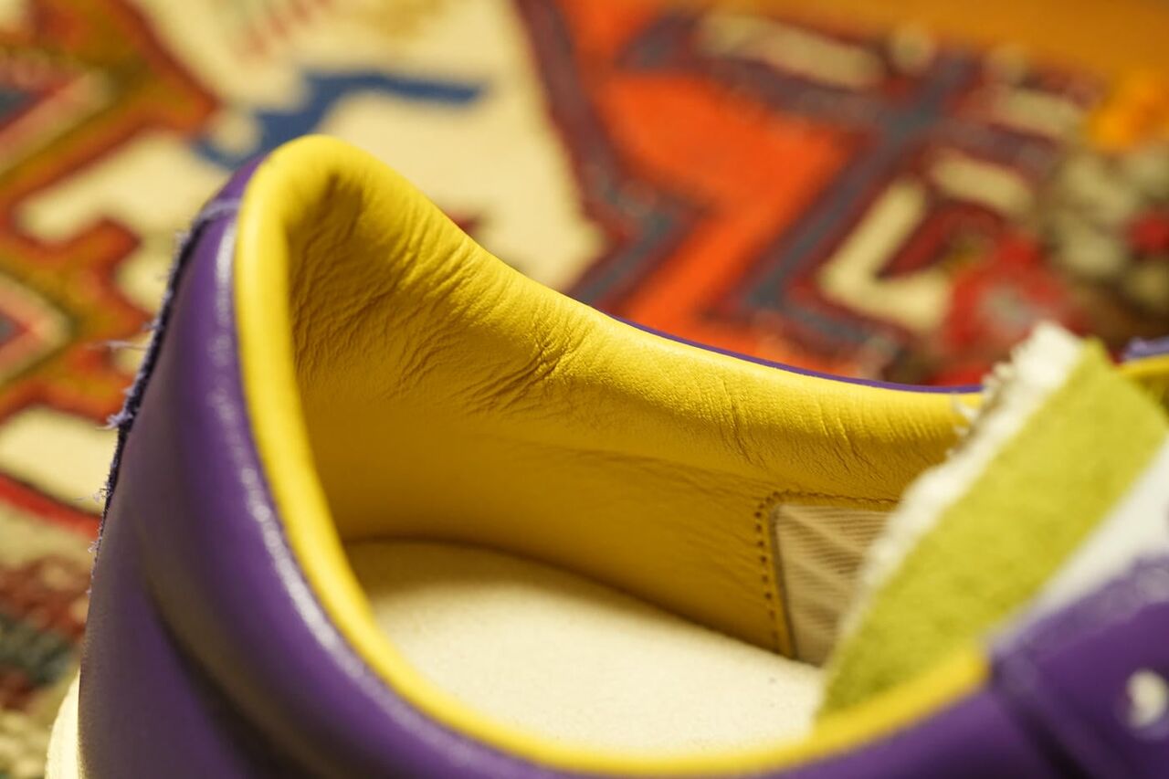 履き口部分は天然皮革のレザー