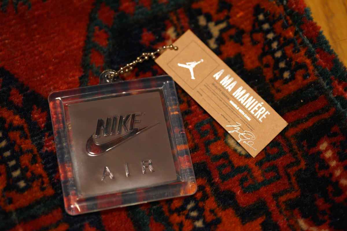 AJ3とかAJ４によくついてくる「NIKE AIR」のスクエア型キーホルダー。アママニエールカラーのものが付属