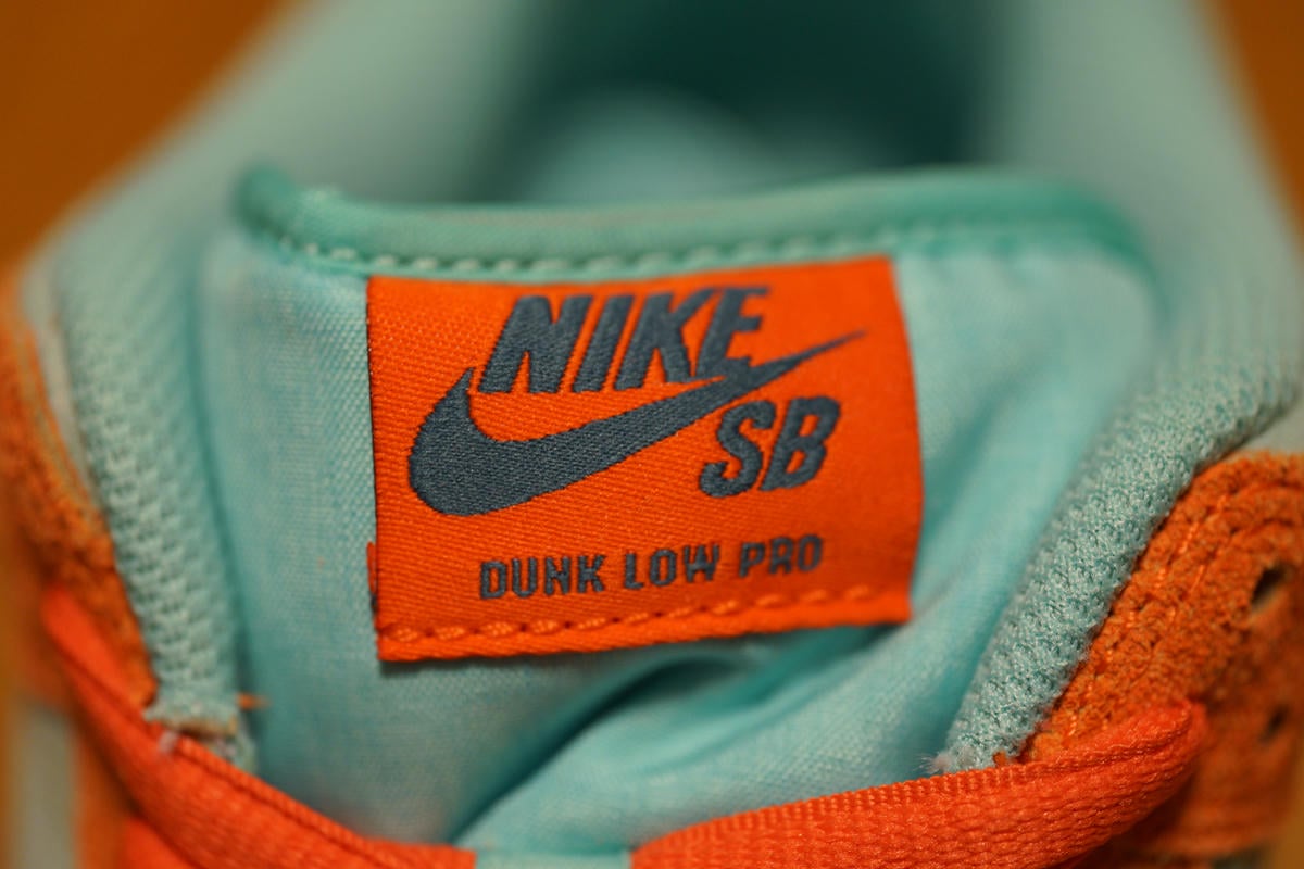 シュータンのタグはオレンジにタンと同カラーでNIKESBのロゴを刺繍。ミスティックレッドと同様に「DUNK LOW PRO」の刺繍もアリ