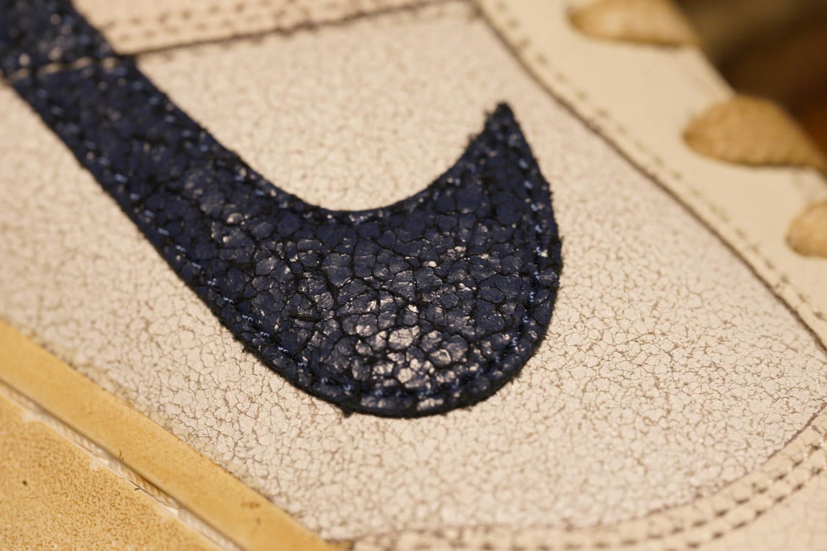 スウッシュ部分もクラックレザーが使用されているのでしっかりひび割れている