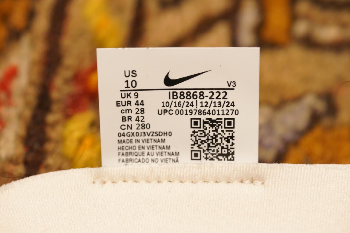 サイズ表記のタグが珍しくインソール側に縫い付けられている。