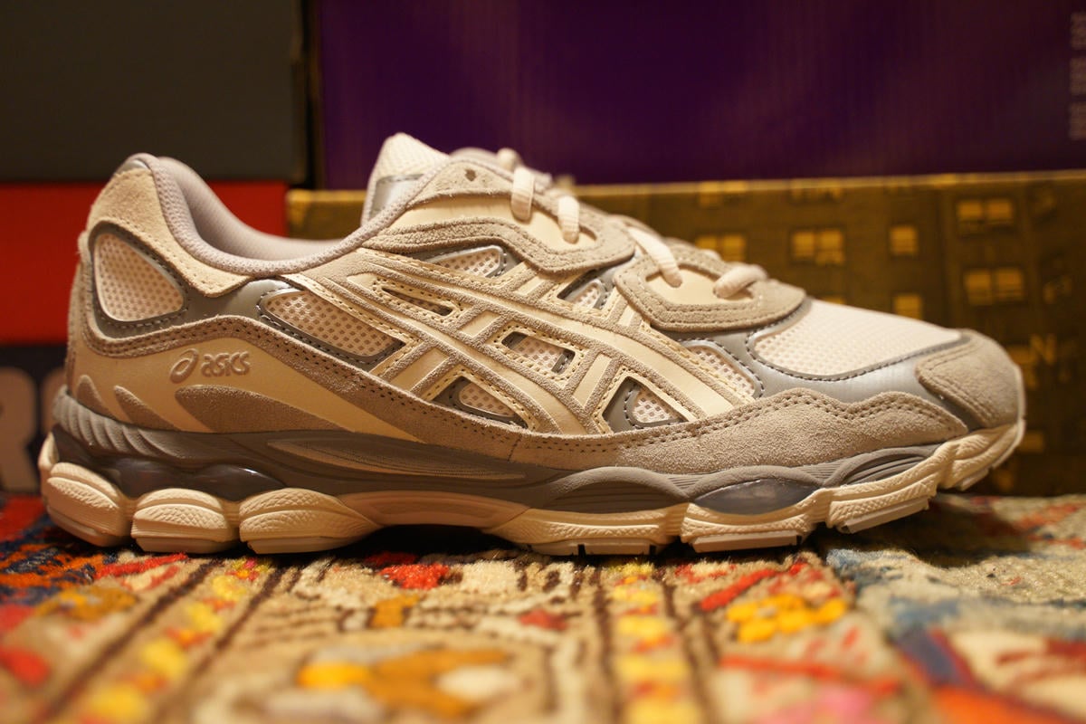 新品 asics アシックス GEL−NYC OYSTER GREY スニーカー レビュー】アシックス ゲルNYC オイスターグレーのサイズ感や