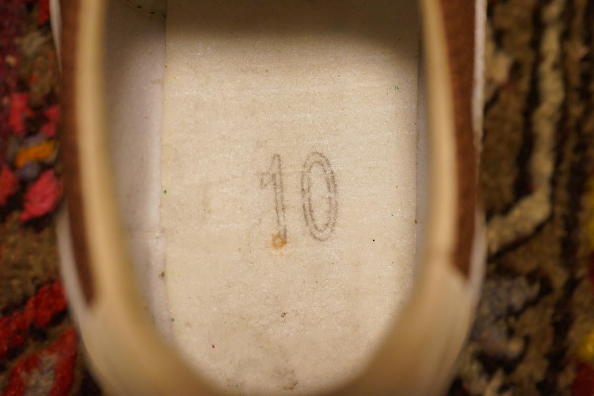 インソールを取り外したシューズ本体を見ると踵部分にUSサイズの表記が表示されている