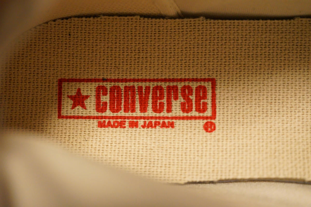 日本製はインソールのコンバースロゴがレッドになっていて、「日本」をイメージしているんだとか。