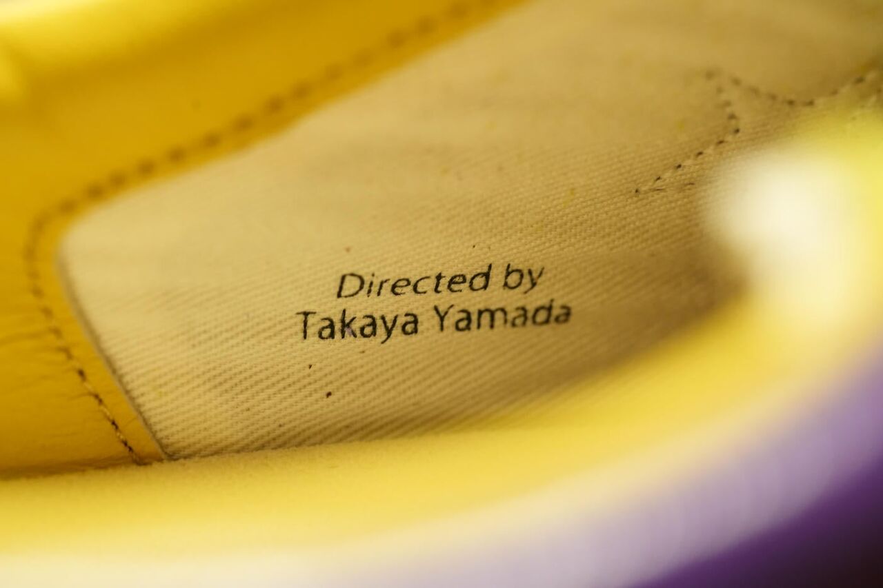 シューズ内側にMAGFORLIAのオーナーの名前がプリント。2021年のコラボモデルはSOMAの名前がプリントされていた