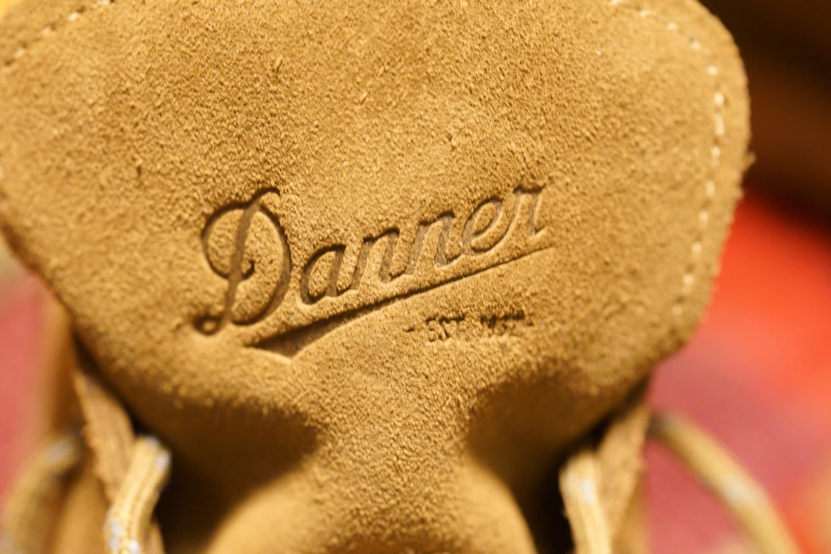 DANNER FIELD LOW COYOTEのシュータンには「Danner」の文字が型押しで刻印されている