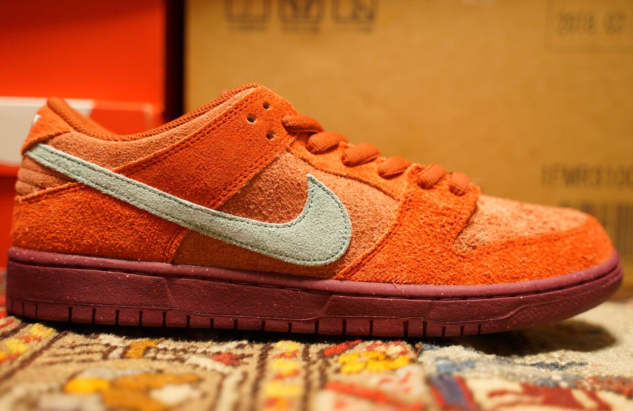 NIKE SB DUNK LOW PRO PRM MYSTIC RED : ああ、好きに走ればいい