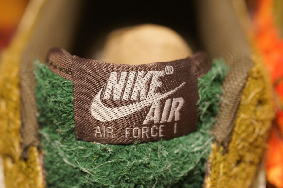 NIKE AIR FORCE 1 07 LX LEAF CAMOのシュータンタグをチェック