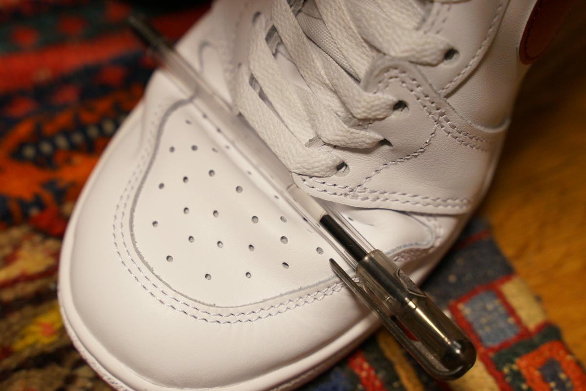 皺入れの様子。オールデンのコードバンモデルなんかはこうやって皺入れる人もいたので試しにやってみました。 