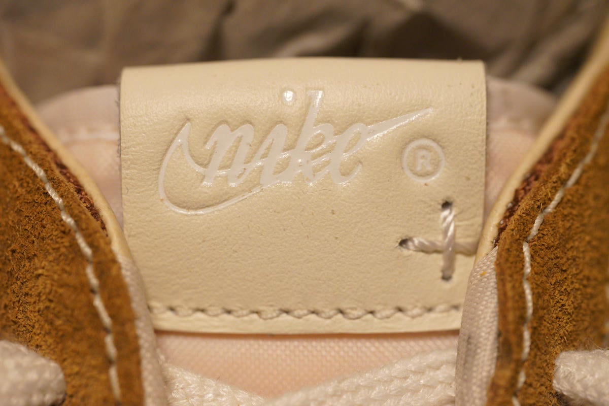 LD-1000のシュータンタグはレザー製。クラシックな印象をあたえるNIKEロゴはホワイトの型押しとなっている。