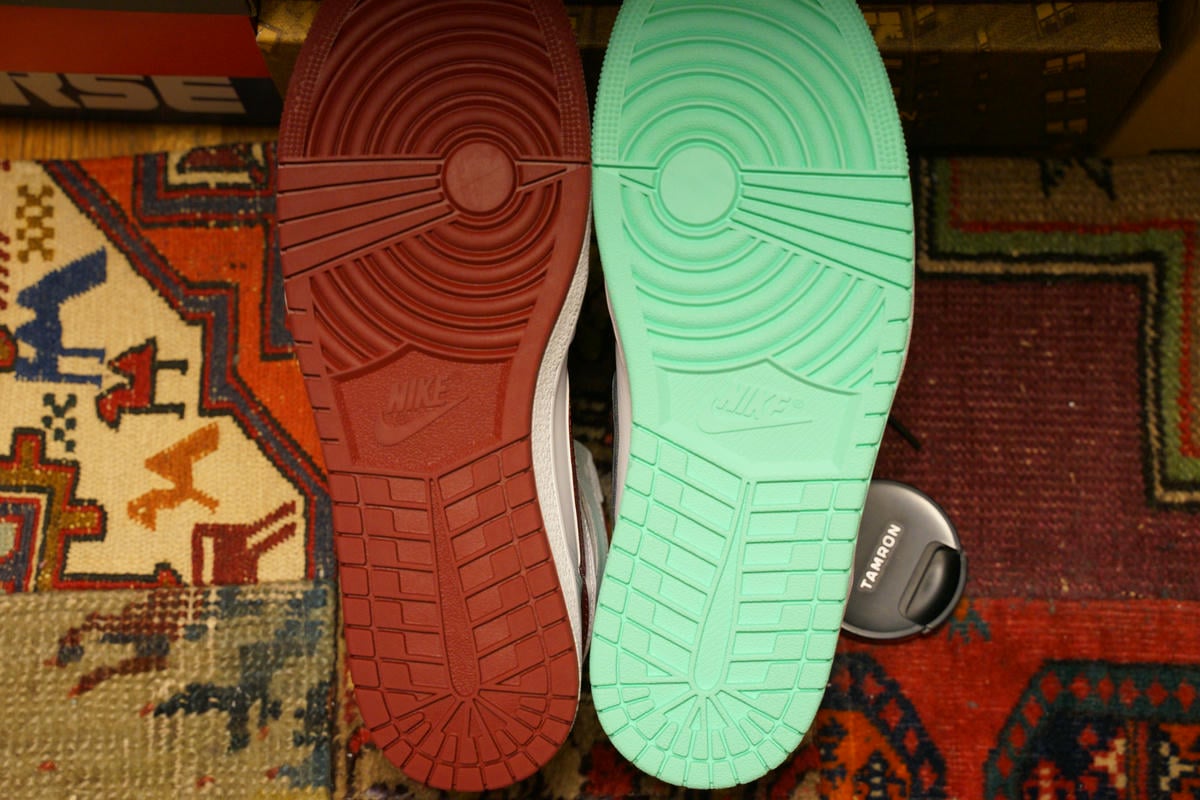 OG仕様のAJ1 グリーングロウと比較してみるサイズはどちらも28㎝。左右並べるだけでも85仕様のほうが土踏まず周りのシェイプの違いや踵までの横幅が細く作られていることがわかる