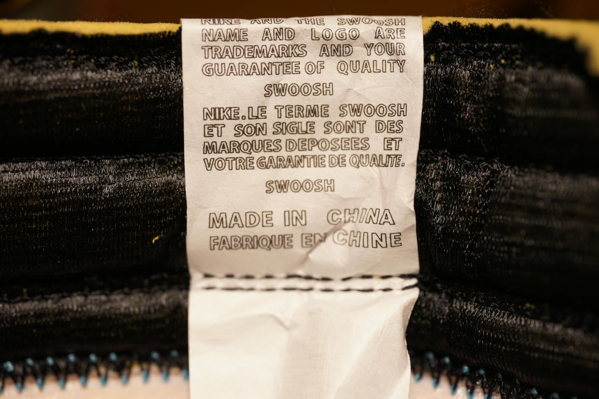 タグの裏面はこんな感じ。刺繍ではなくプリントとなっている