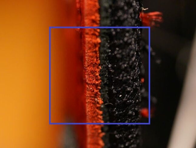 しかし、シューレースを通すあたりの断面は天然皮革のような断面に見える