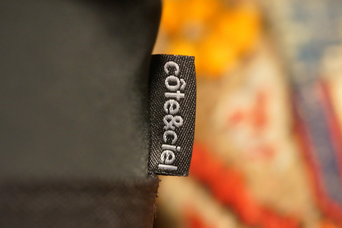cote＆ciel ×MERRELL 1TRL HUT MOC 2 SEのヒールサイドタグどちらが表かわからないが片方はコートシルエルの名前が刺繍で入っている。