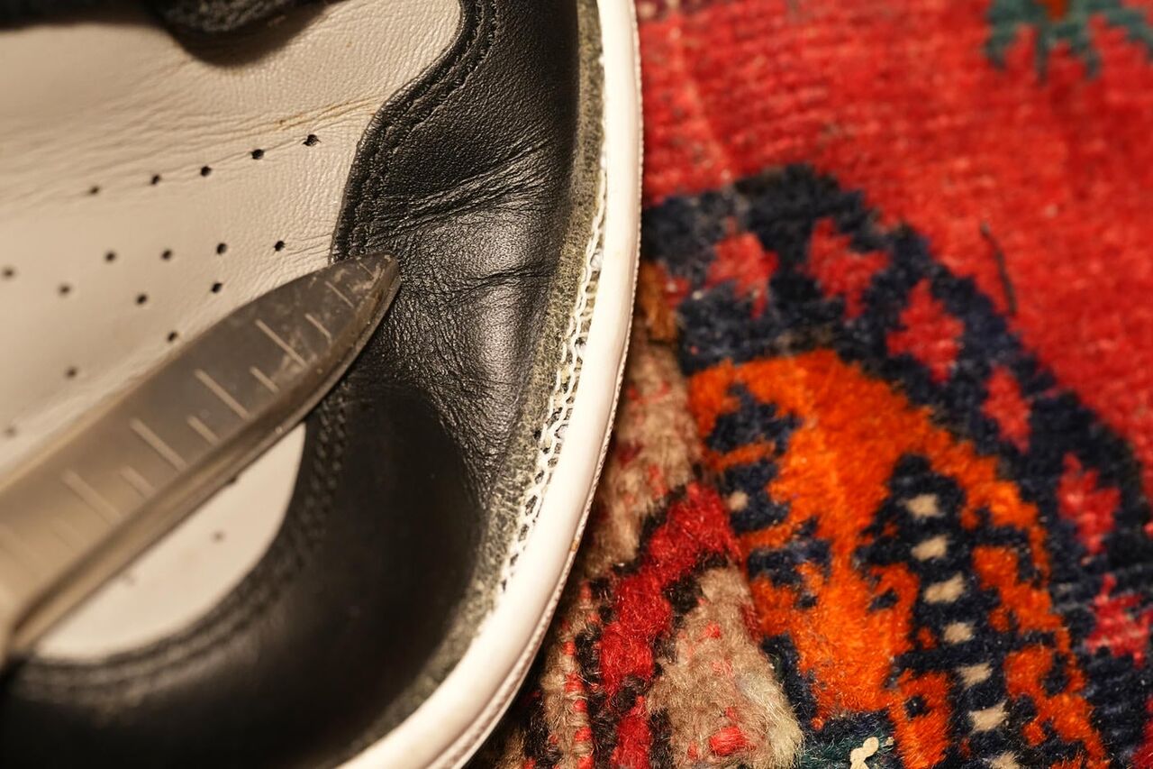 トゥ部分の接着剤の劣化の確認。接着剤はほぼ剥がれており、現在はサイドのステッチで繋がっている状態