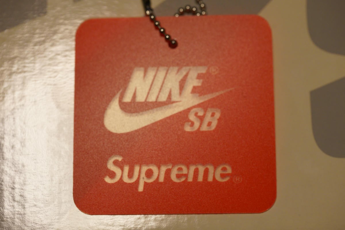 NIKE SBとSupremeのコラボを示すオレンジのタグ付き。素材はプラというかやや硬いクリアファイルみたいな質感。