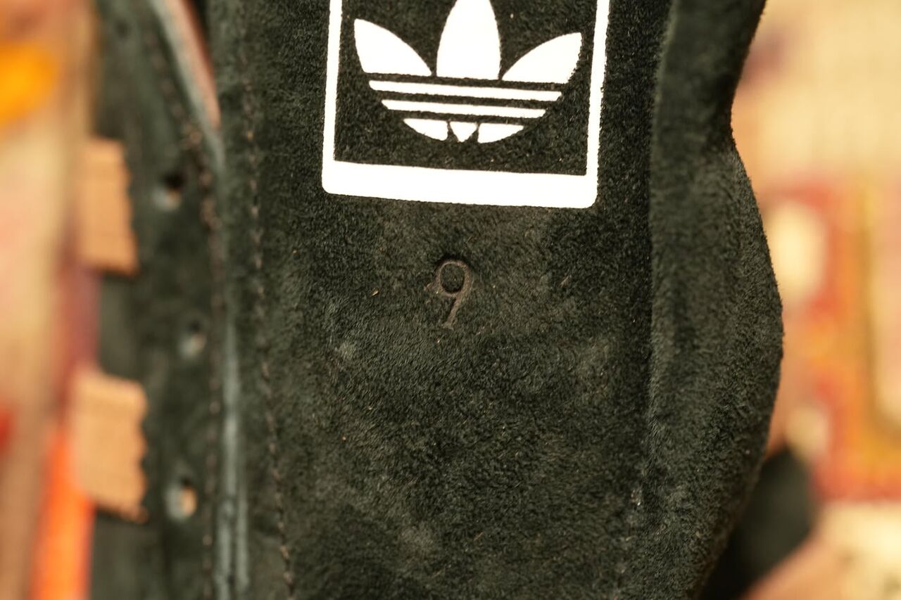 シュータン部分にUKサイズを示す表記。今回は27.5㎝なのでUK9となっている。