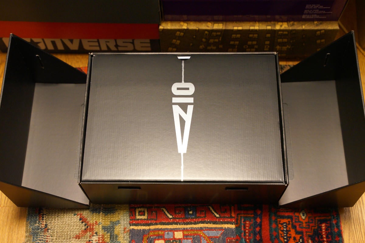 ボックスの左右は観音開きとなっており、左右の蓋を開いたのちに2枚目の蓋を開く仕様となっている。