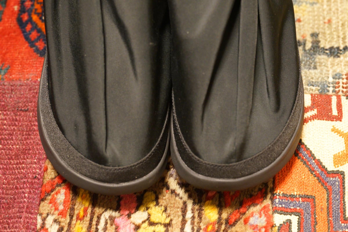 cote＆ciel ×MERRELL 1TRL HUT MOC 2 SEのトゥ周りをチェック。布の捻じり始め部分なので普通のスニーカーにはでは表現できないシワ感が作られている。