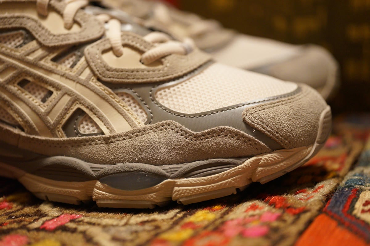 トゥをサイドから確認するとミッドソールの複雑なディテールとアッパーのディテールの重なりを確認できる。この角度ホント好き。