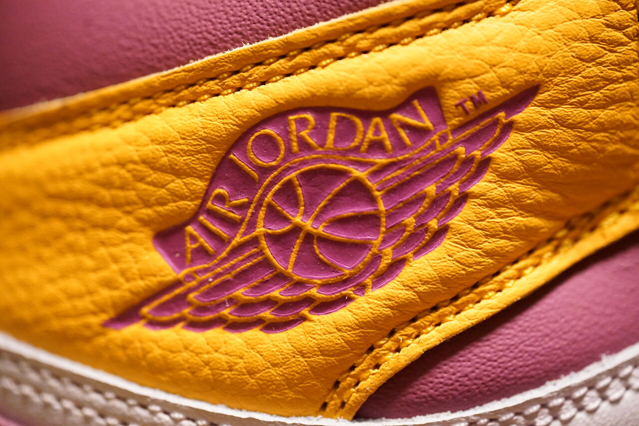 NIKE AIR JORDAN 1 RETRO HIGH OG UNIVERSITY GOLD AND LIGHT BORDEAUX 
