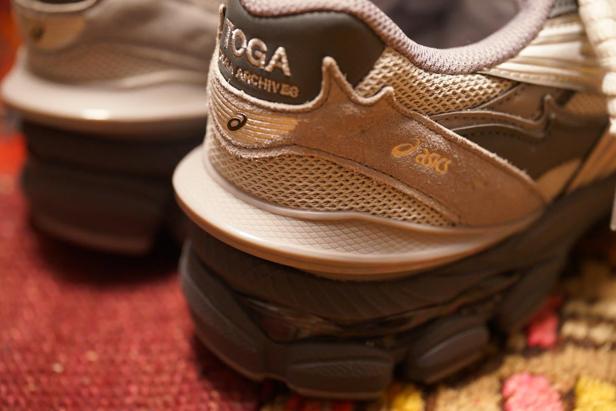 ヒール下部のプラパーツはインラインとは異なるコラボならではのディテール