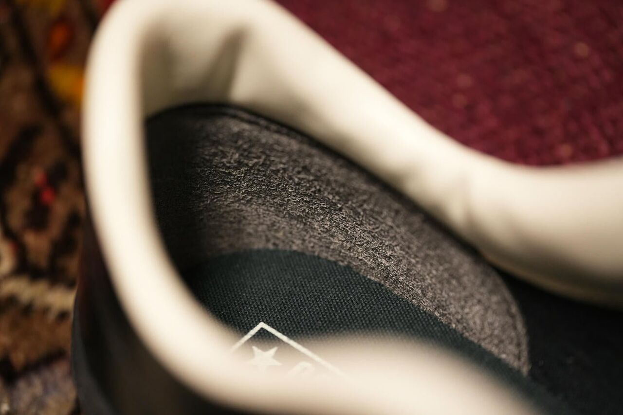 ヒールカウンターの部分は補強としてスエードが貼られている