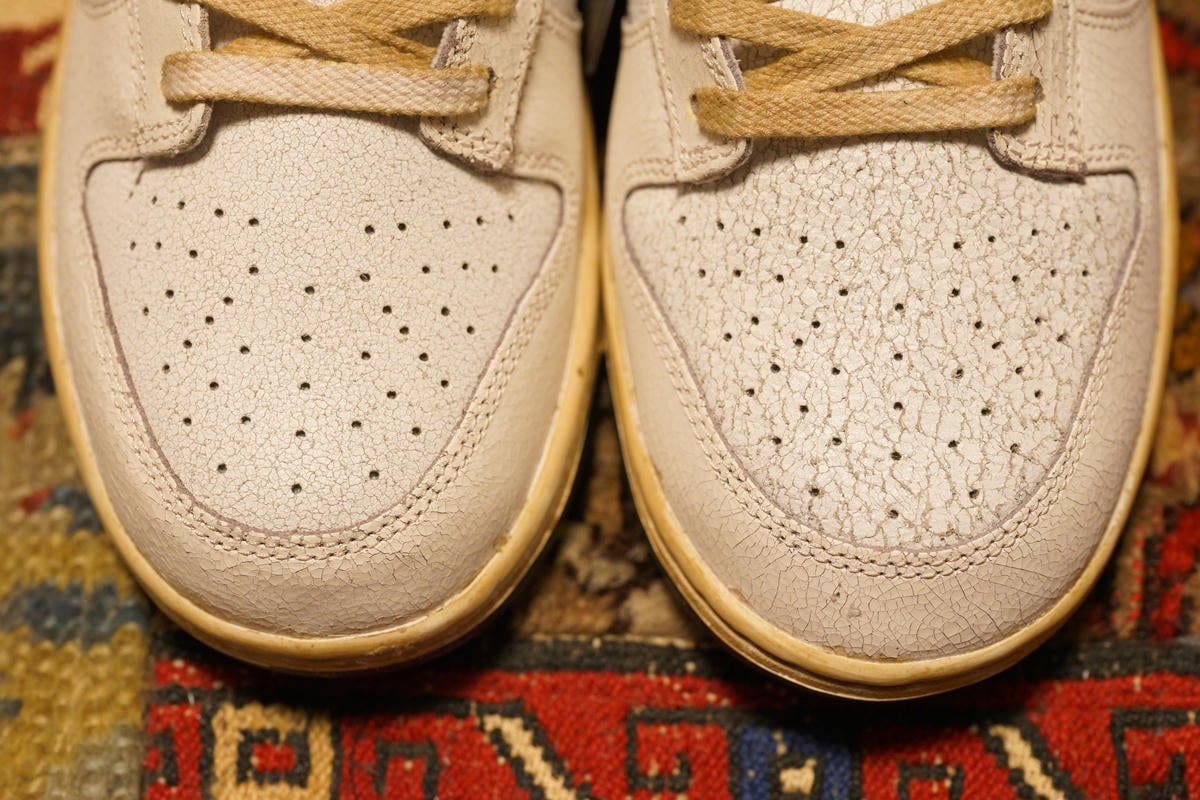 トゥボックス部分のレザーの質感は左右差があって左足のほうがひび割れ感は強め