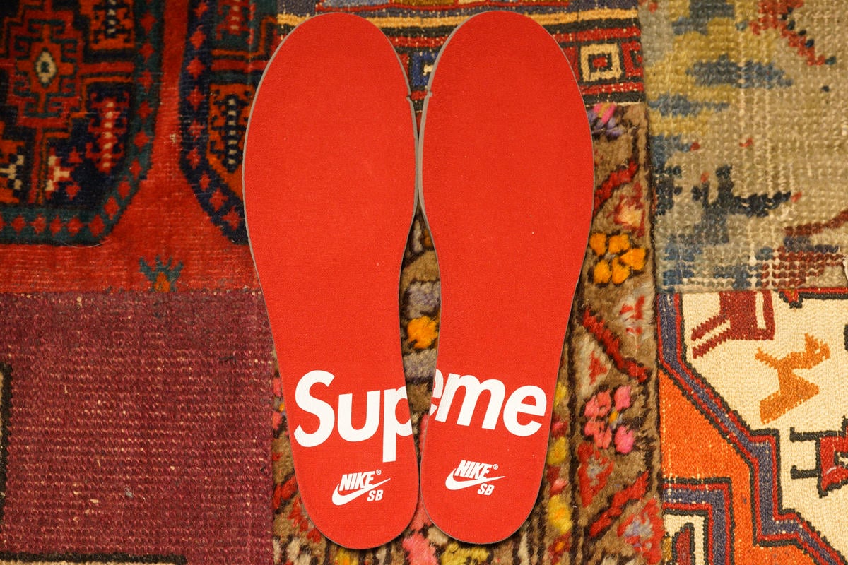 コラボで同じみのレッドベースのインソール。左右をくっつけると「Supreme」の文字が完成する。
