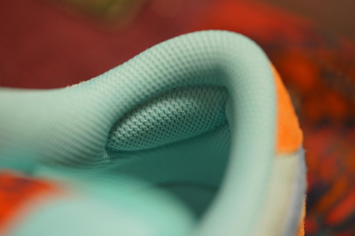 履き口のヒール部分には着用時の踵を保護するクッション付き。