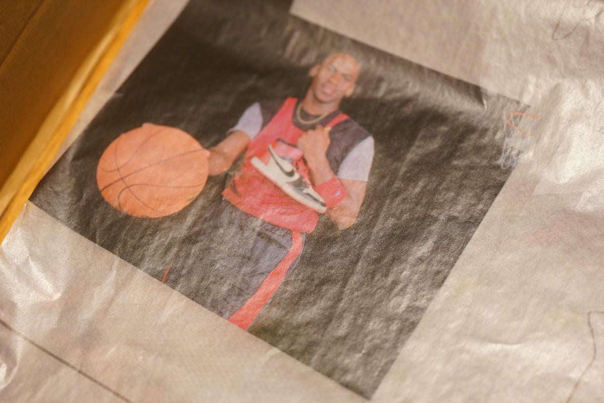 AJ1つま黒 シューズボックス包装紙2