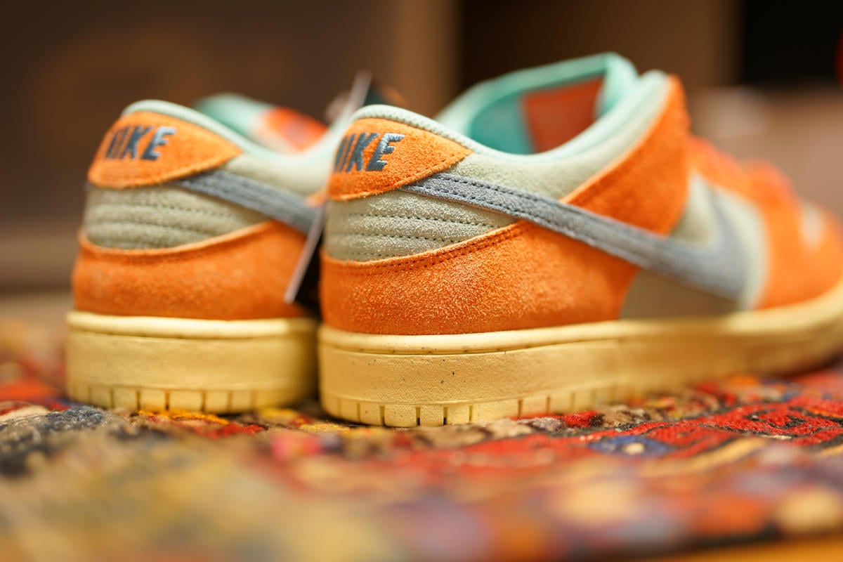 ヒールサイドを斜め後方から見る。ローカットのスニーカーを後方から見るときはこの角度がカッコいい。