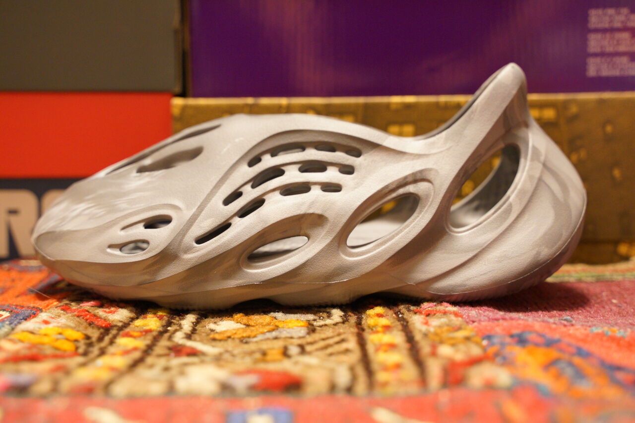 ADIDAS ORIGINALS YZY FOAM RNR : ああ、好きに走ればいいじゃない ADIDAS ORIGINALS YZY FOAM RNR : ああ、好きに走ればいいじゃない