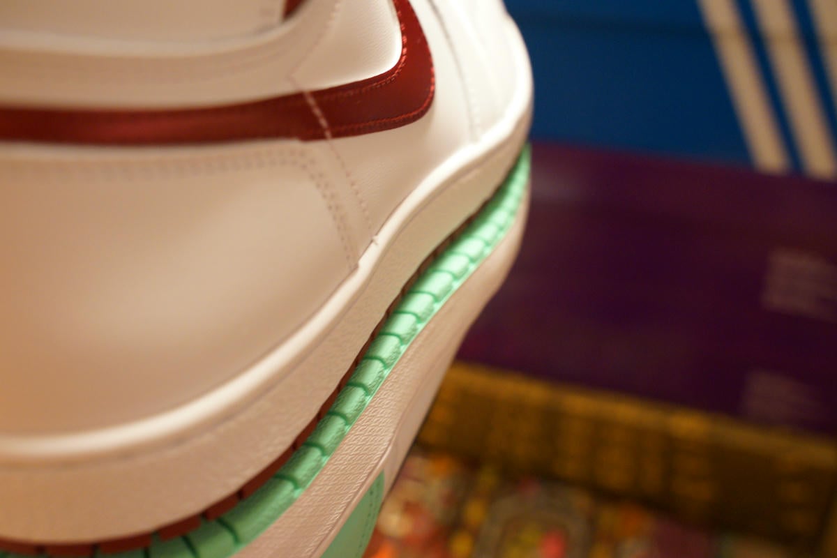 上下に重ねて見るとアウトソールの作りが85仕様の方土踏まずまわりからヒール部分にかけての幅が細くなっているのがより分かりやすい