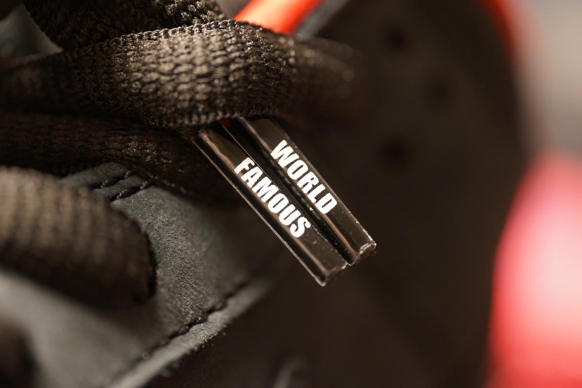 シューレースはブラックとレッドが付属。シューレースのチップの左右には「WORLD FAMOUS」の文字がプリントされている