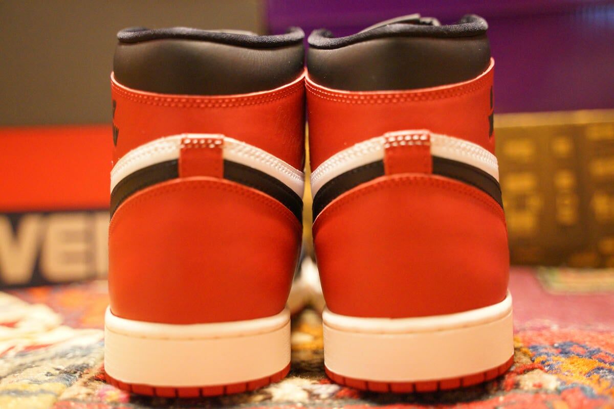 AJ1つま黒 後ろからの図