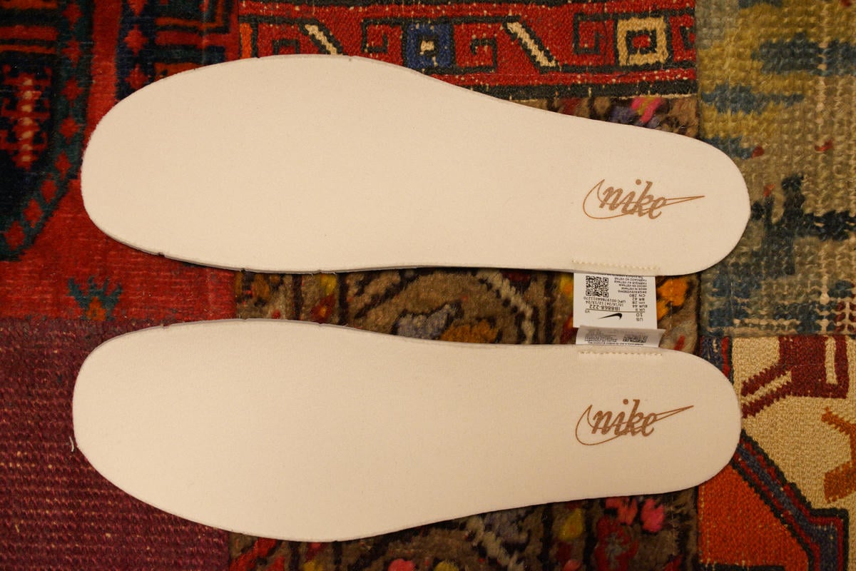 インソールはスウッシュやヒールタブと同じ淡いブラウン系のカラー