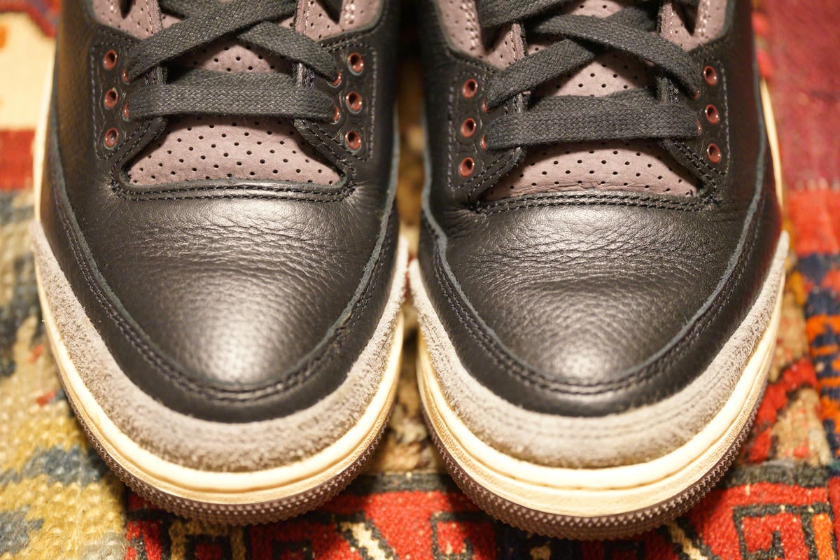 シボ感のあるレザーの質感はかなり良さそう