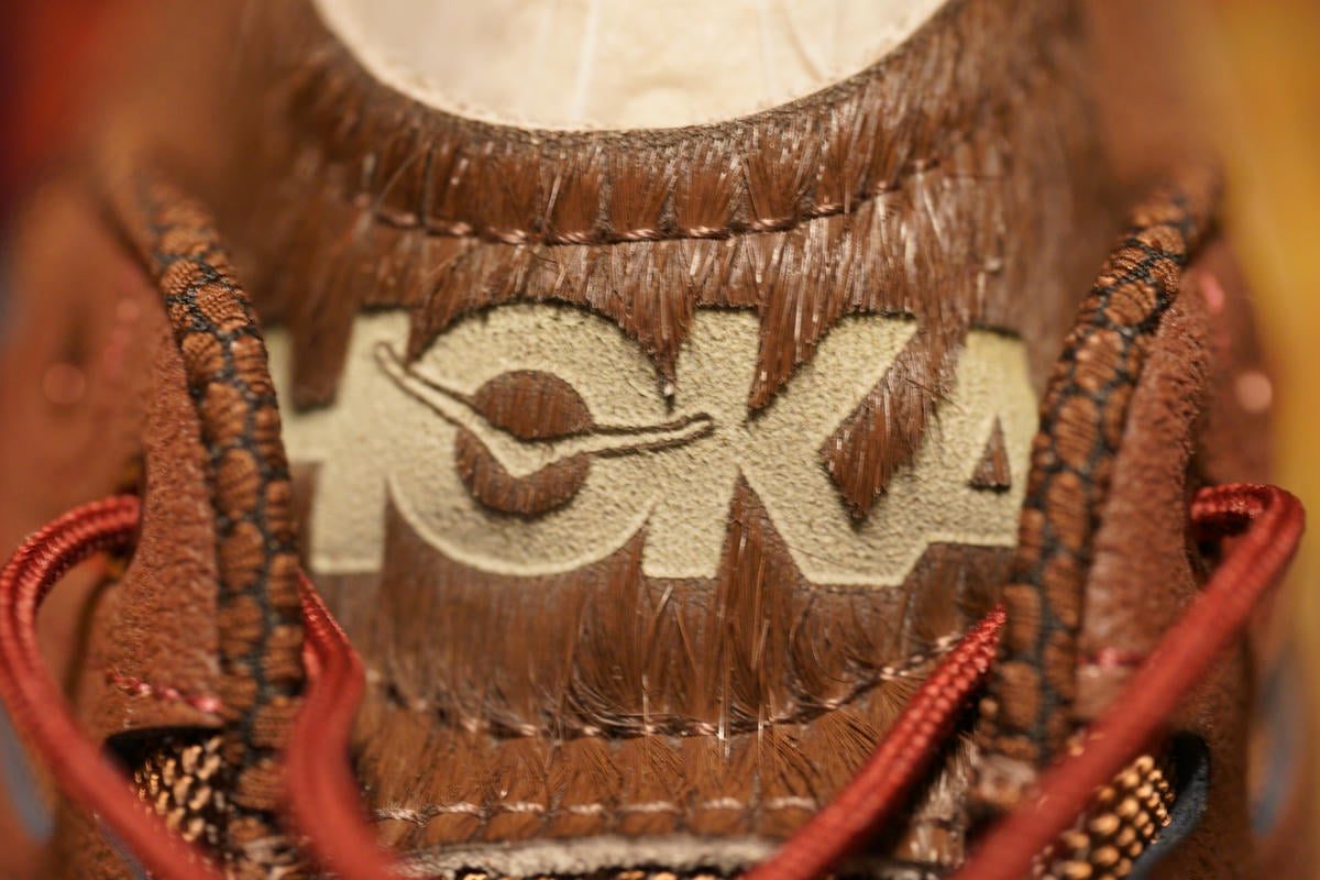 HOKA STINSON EVO OG TPのシュータン周りをチェック。シュータン部分はメッシュとレザーの切り返しになっており、レザー部分はポニーヘアを使用している。