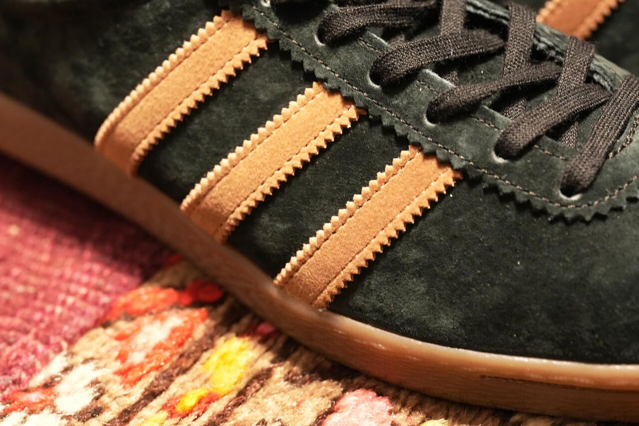 サイドのスリーストライプはインラインと同様にベロア調のファブリックを使用