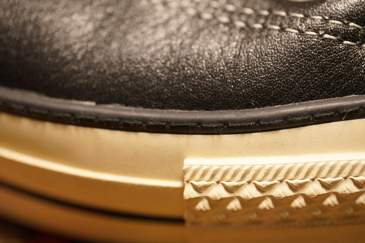 サイドのフォクシングテープ黒ゴム部分を縫ってもらっている。