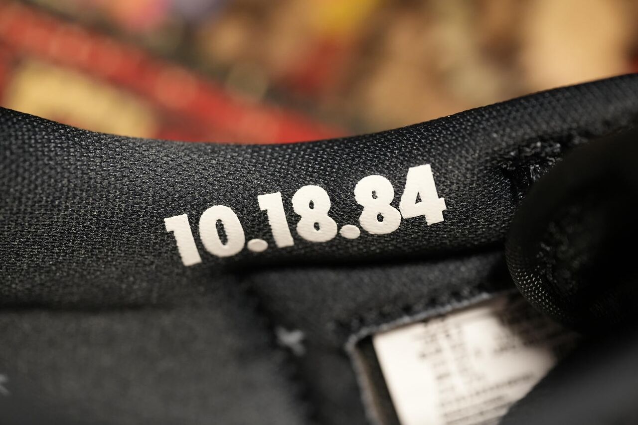 履き口の外側にはNBAから公式に着用禁止の警告書簡が届いた日となる「10.18.84」がプリントされている