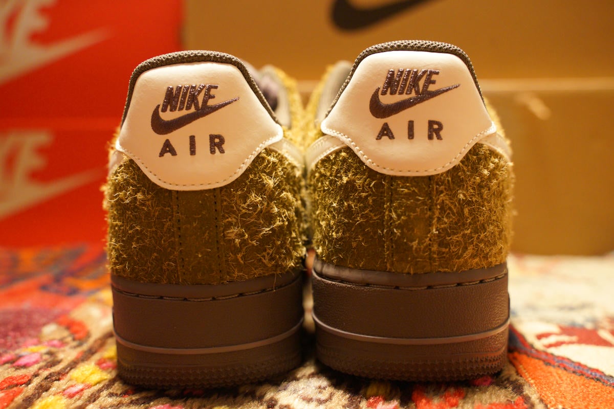 NIKE AIR FORCE 1 07 LX LEAF CAMO ヒールサイド シュラウドを取り外した姿