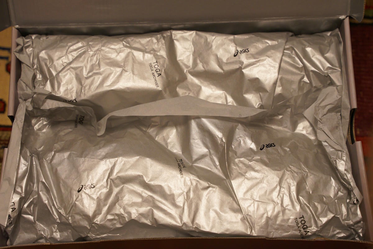 シューズ本体を包装する紙は2重になっていてい1枚目はシルバーの包装紙となっている。