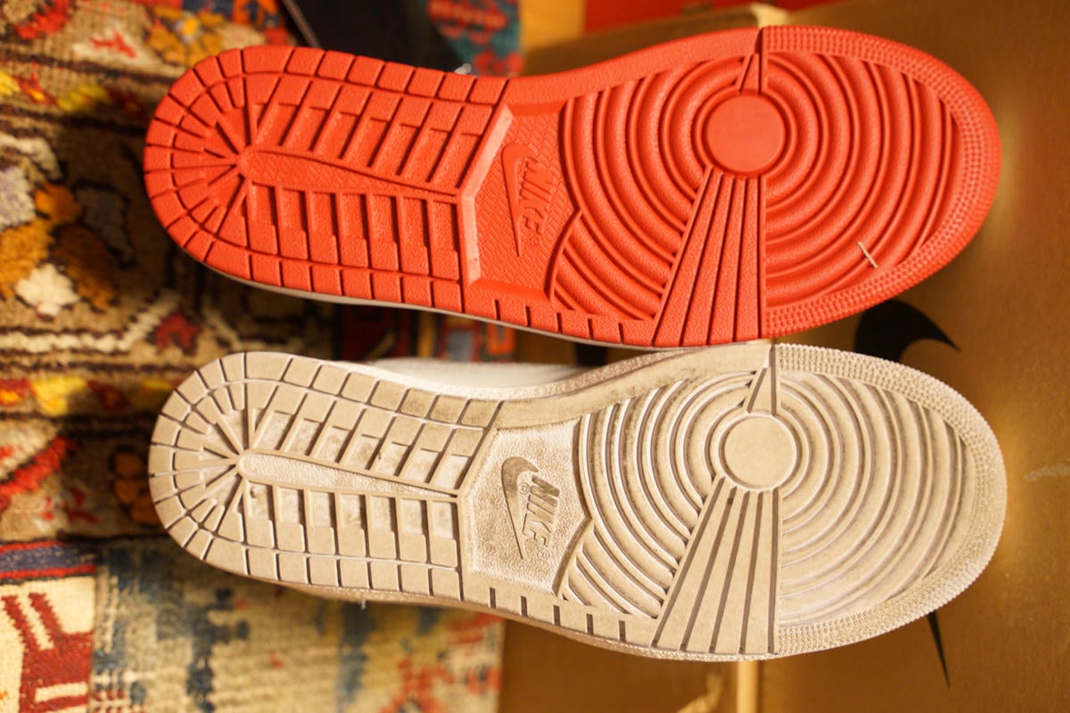 85仕様のAJ1と比べると土踏まずあたりから踵へのラインはシカゴカラーのほうが広めの作りになっている