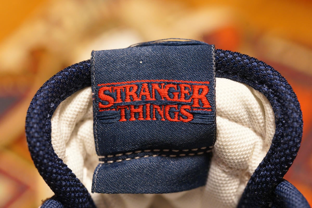 タグの裏側はコラボモデルであること示す「STRANGER THINGS」ロゴが刺繍されている