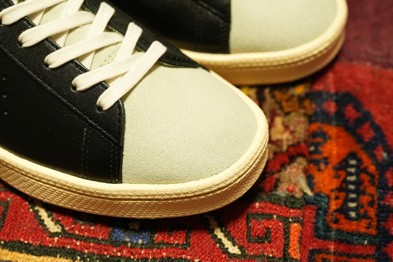 トゥ部分のスエードは毛足荒め