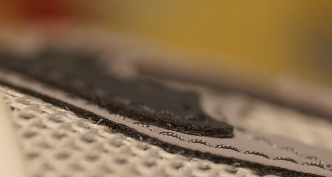 このデザインは断面を確認すると合皮であることがわかる。