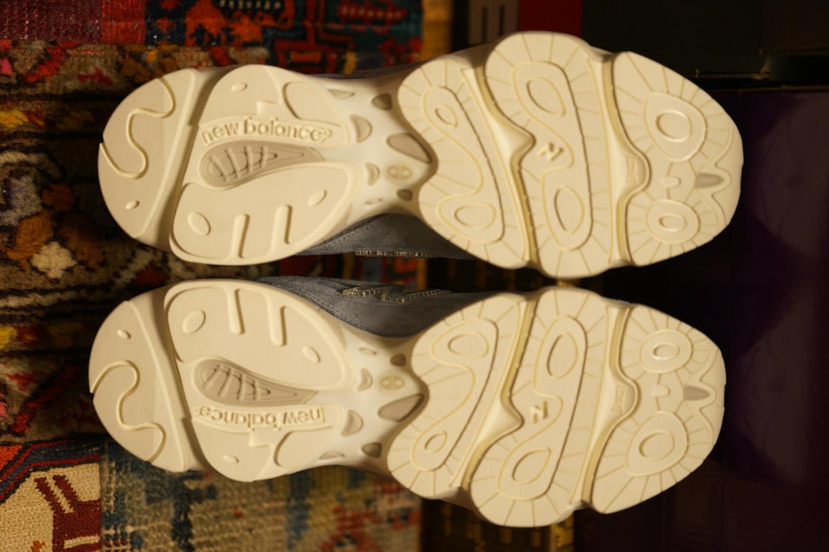 複雑なディテールのアウトソール。ニューバランスの90/60と似たような恐竜の足の裏みたいなデザイン。